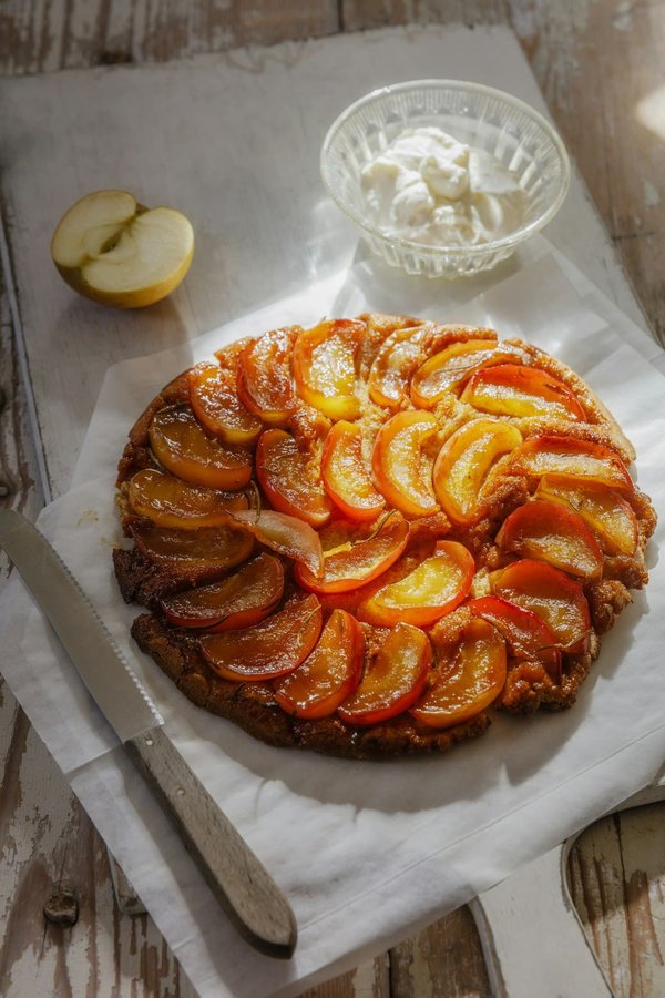 Quelles sont les clés pour réussir une tarte Tatin renversée dans un bistrot parisien?
